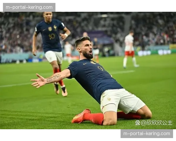 索兰克作为支点中锋作用突出 背身拿球为队友创造前插空间